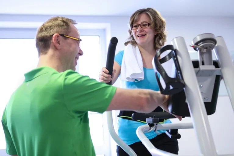 Frau trainiert auf einem Stepper für ihre Fitness in Landau an der Isar!
